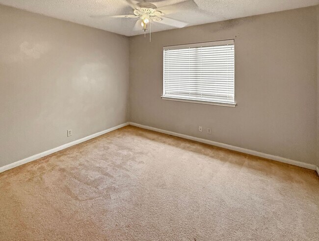 Building Photo - Charming 4-Bedroom Home
