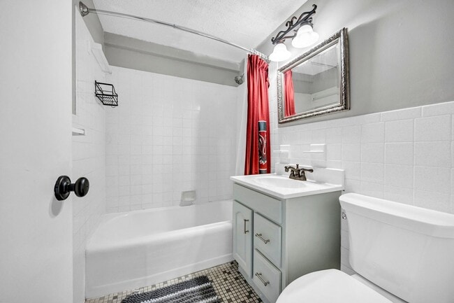 Building Photo - 2 Bedroom 1 Bathroom with Washer/Dryer