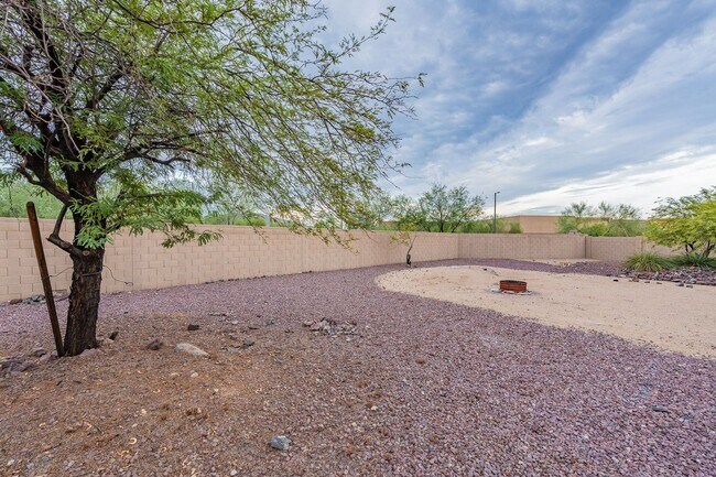 Building Photo - Three Beds & 2.5 Baths - Move Right In!