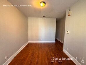 Building Photo - Charming 3 Bedroom Apartment W/ Backyard F...