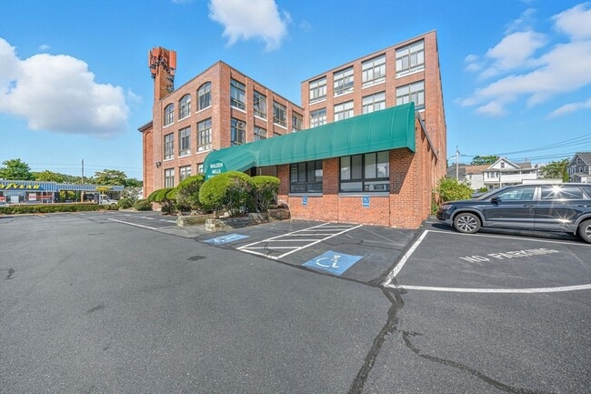 Building Photo - 10 Linwood St
