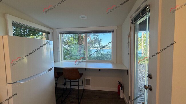 Building Photo - 609 68th Ave NE