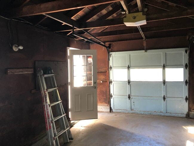 Building Photo - Beautiful Remodeled Ranch Home on 1/2 Acre...