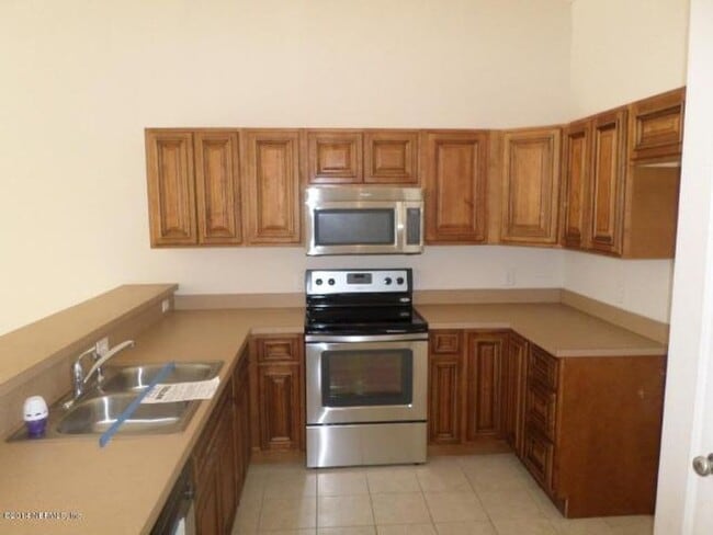 Building Photo - Welcome to this charming 2-bedroom, 2-bath...
