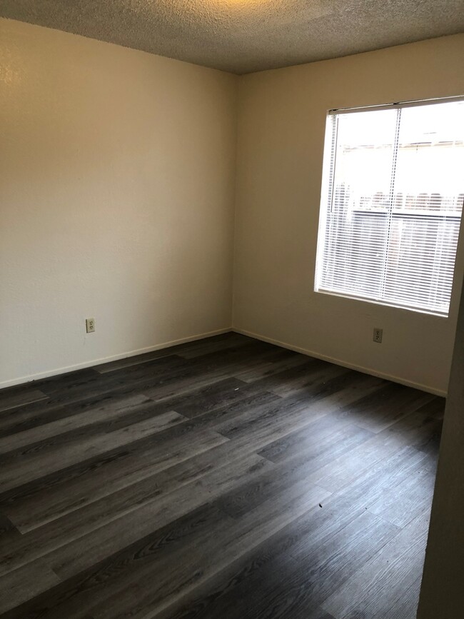 Building Photo - 2 WEEKS FREE RENT - Spacious duplex