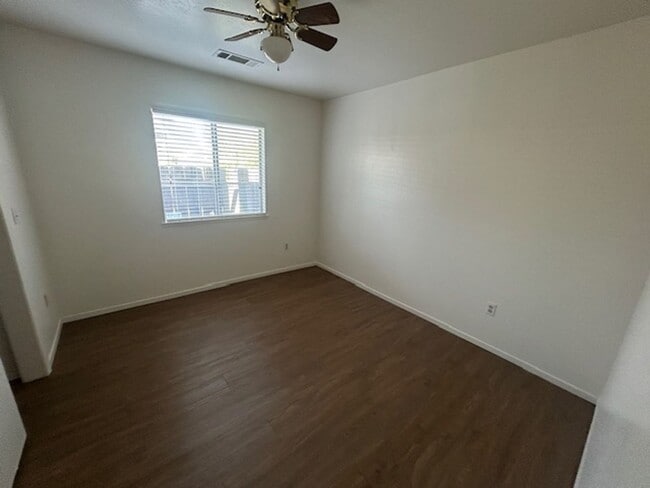 Building Photo - 3 bedroom 2 bath in central Visalia!