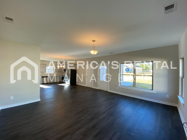 Building Photo - 215 White Oak Cir
