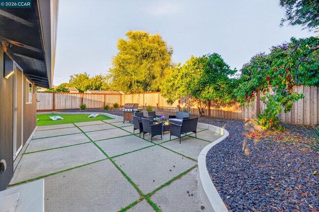 Building Photo - 3360 Esperanza Dr