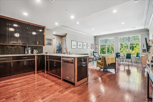 Building Photo - Great Luxury 3 Bedroom 2 Bath on H st NE!
