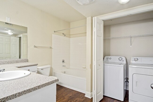 Building Photo - Renovated 1 Bedroom 1 Bathroom Condo with ...