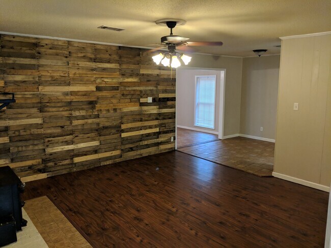 Building Photo - Awesome 4 bed/ 2 bath home located just of...