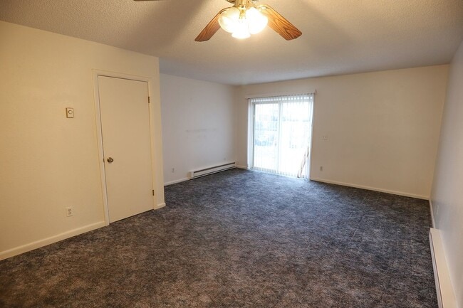 Building Photo - 2 bed 1 Bath townhouse