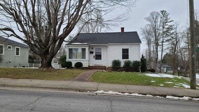 Building Photo - In-Town Location