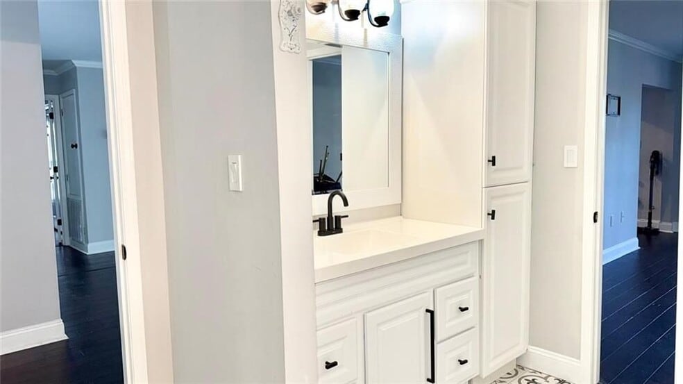 Building Photo - 1104 Pine Heights Dr NE