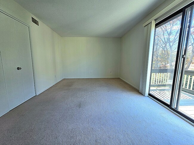 Building Photo - 563 Heritage Vlg