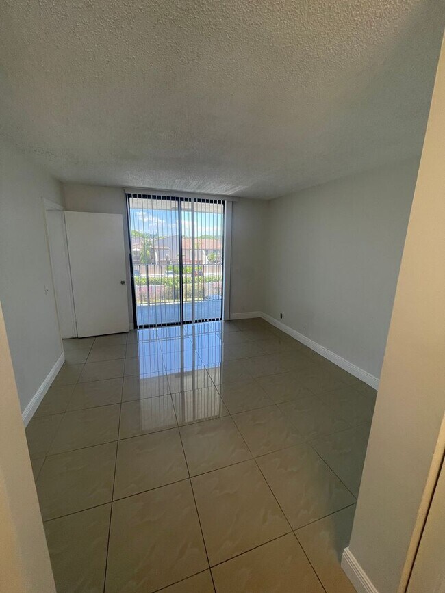 Building Photo - 708 Executive Center Dr