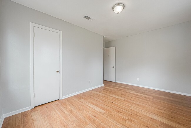 Building Photo - Very affordable spacious 4bed/2bath single-family house!