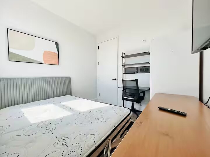 Building Photo - Furnished room/NOT APARTMENT