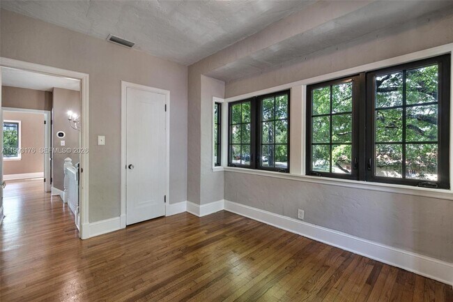 Building Photo - 447 Giralda Ave