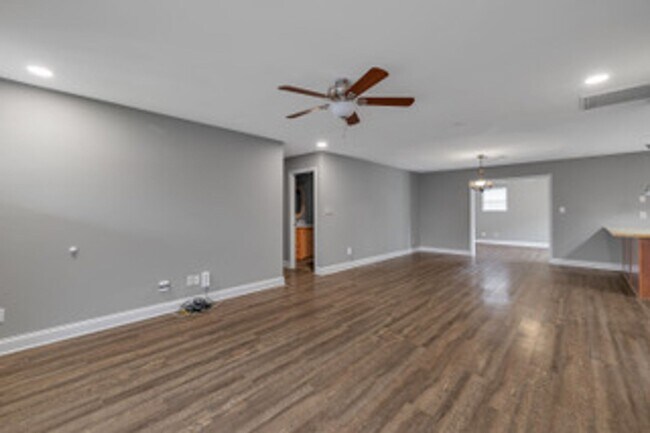 Building Photo - Knoxville 37912 - 3 bedroom 2 bath - call Kathy Leveille 865-556-0370