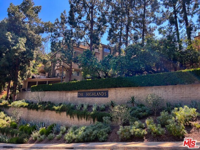 Building Photo - 6752 Hillpark Dr