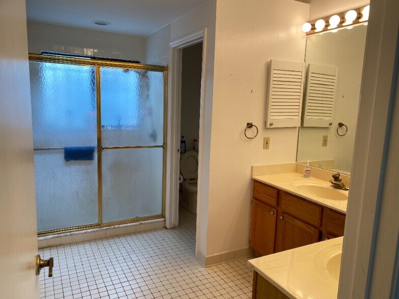 Building Photo - 5831 Plumtree Ct