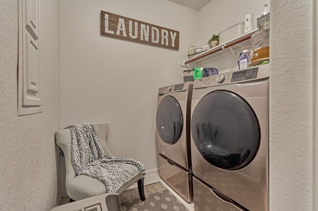 Building Photo - 204 Forest Peak Way