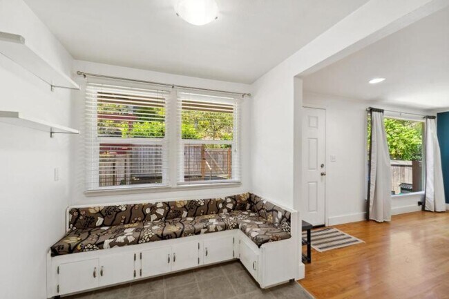 Building Photo - 3 bedroom in Seattle WA 98108