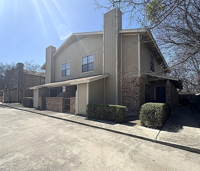 Building Photo - 3901 Hereford Ln