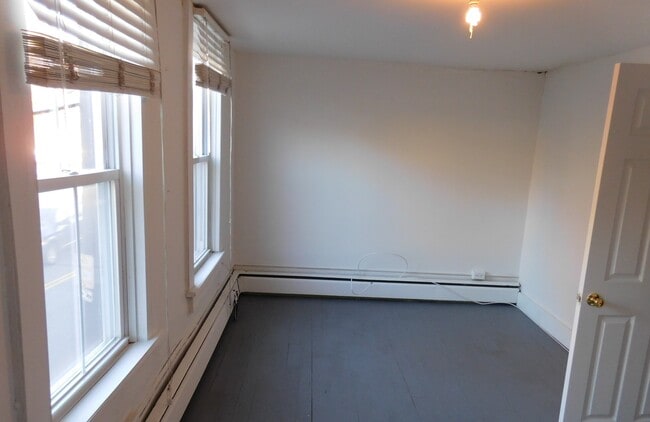 Building Photo - 145 King George St