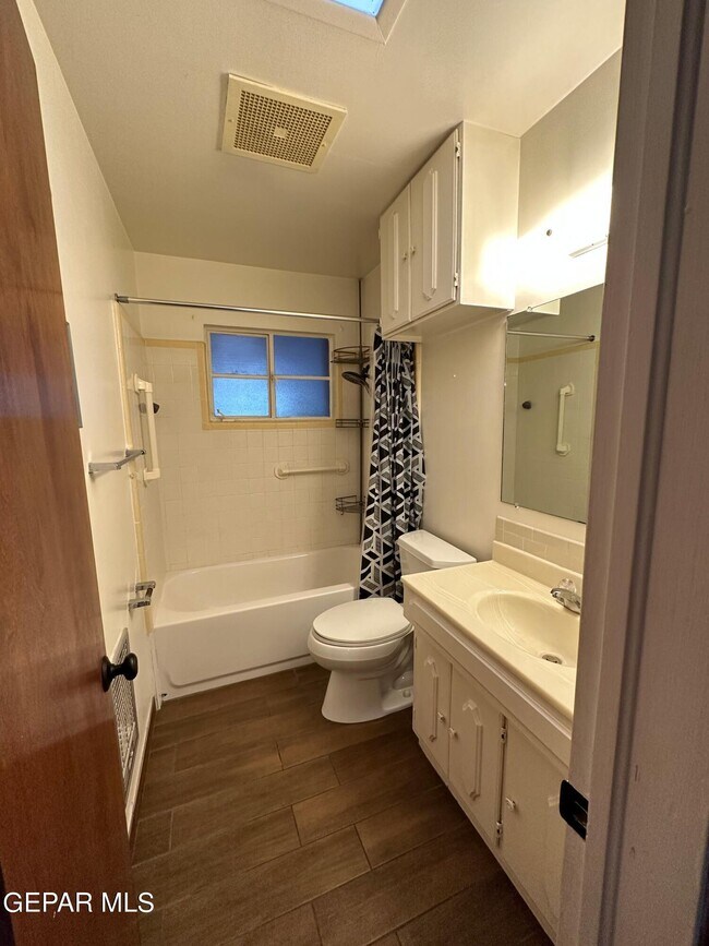 Building Photo - 5205 Flower Dr