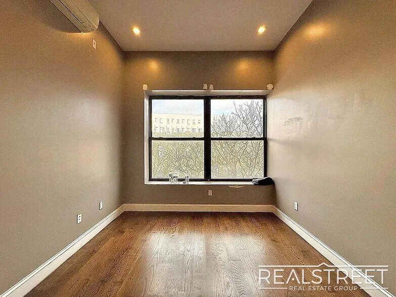 Building Photo - Myrtle Avenue