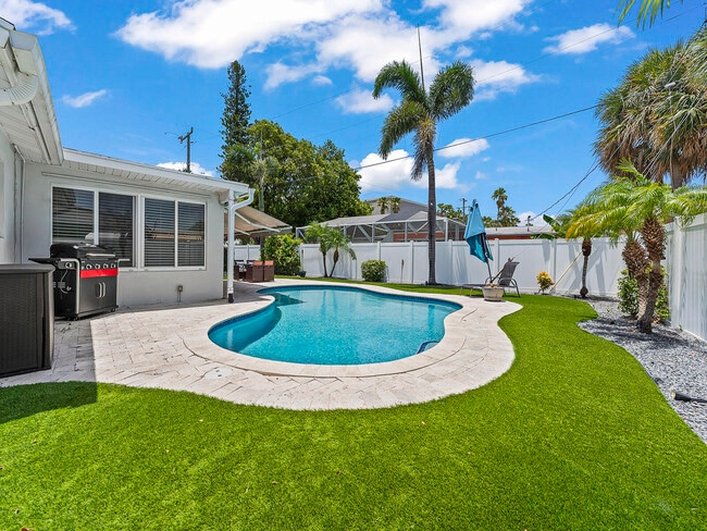 Building Photo - 801 SE 14th St