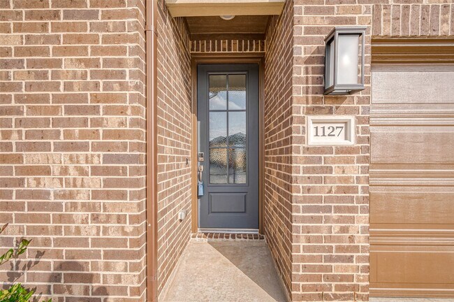 Building Photo - 1127 Sugar Dr