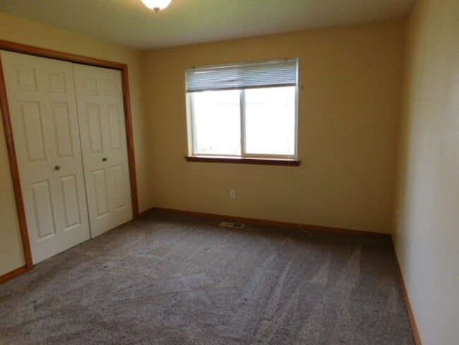 Building Photo - 2Bd/1.5Ba Single Story House - Available to View!