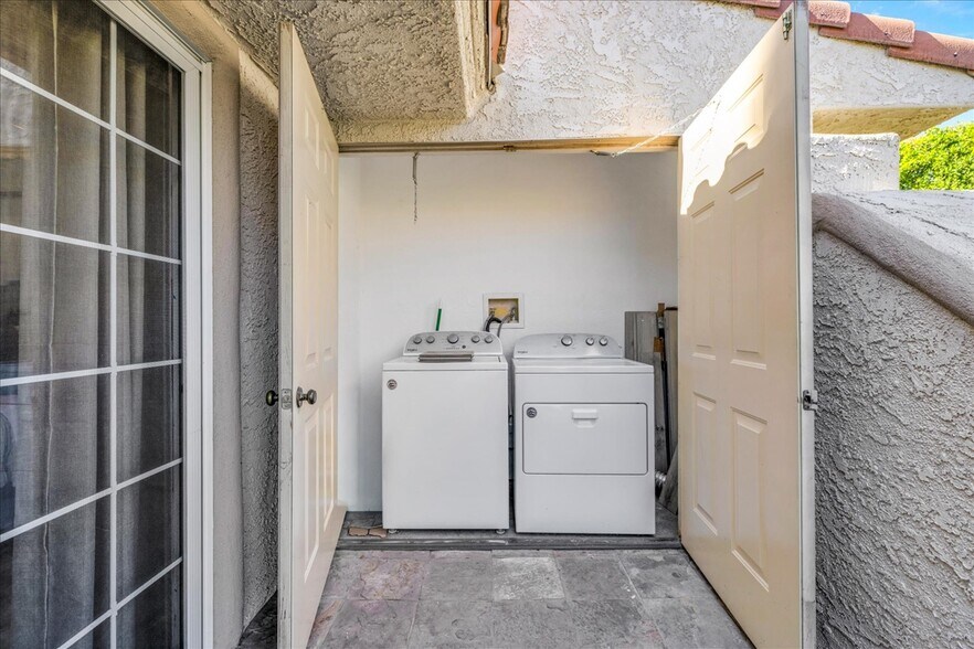 Building Photo - 2701 E Mesquite Ave