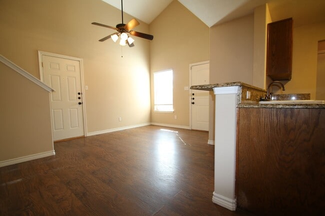 Building Photo - ~INVITING 3/2.5 Townhome Includes Granite in Kitchen & All Kitchen Appliances***Landscaping Inclu...