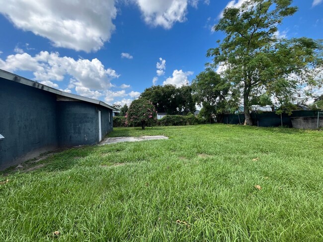 Building Photo - Cozy home located in Lakeland