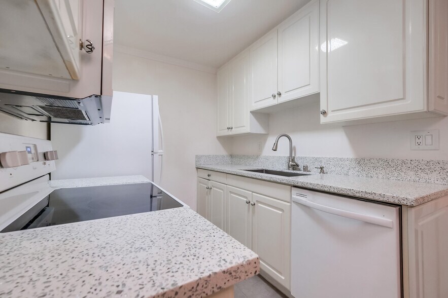 Building Photo - 2308 Schader Dr