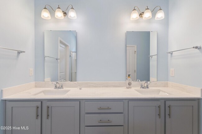 Building Photo - 614 Silos Wy