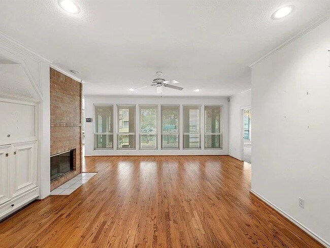 Building Photo - 2910 Chaucer Dr