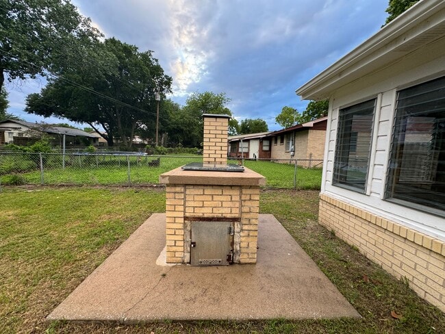 Building Photo - 360 Virtual Tour Available