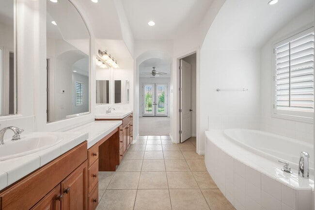 Building Photo - 124 Tesori Dr