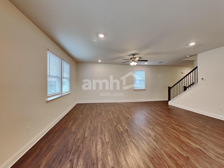Building Photo - 572 Summit View Lane