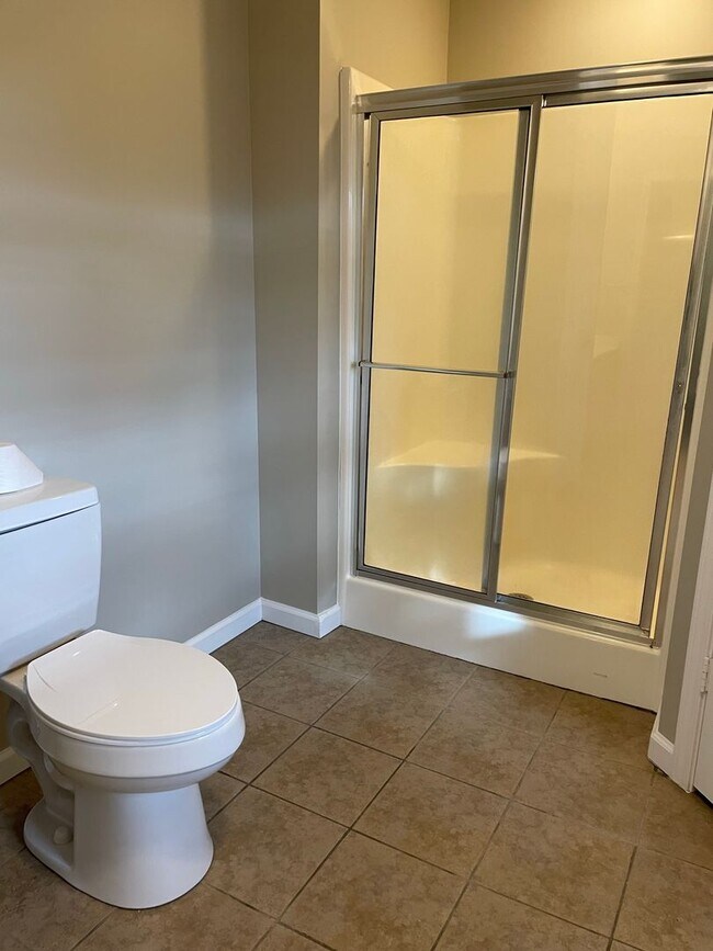 Building Photo - 3 Bedroom/ 2Bath Minutes from NEA Available NOW