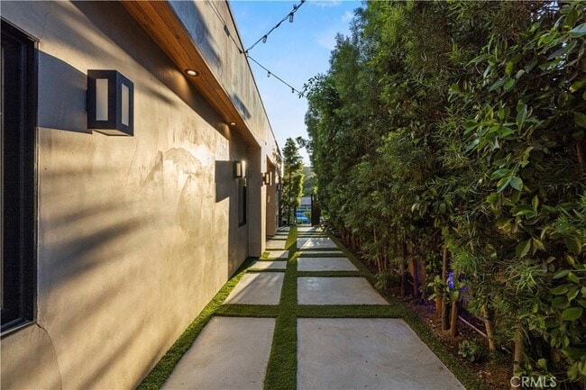 Building Photo - 4000 Bouquete St
