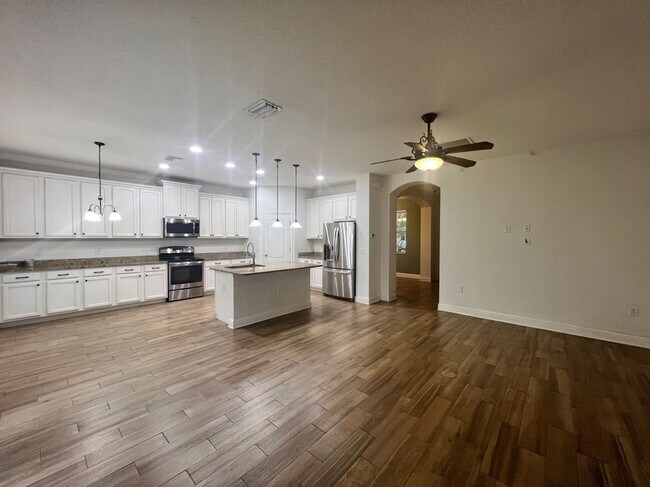 Building Photo - 4/3/2 HOME IN EDINA GARDEN OF EDEN