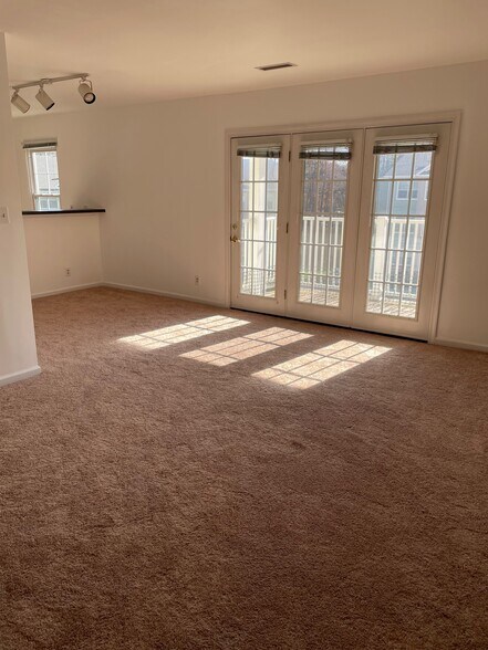 Building Photo - 1217 Villa Ln