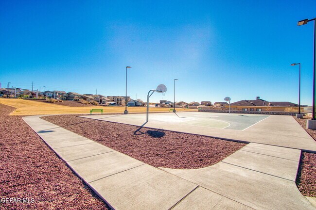 Building Photo - 308 S Manzanita Dr