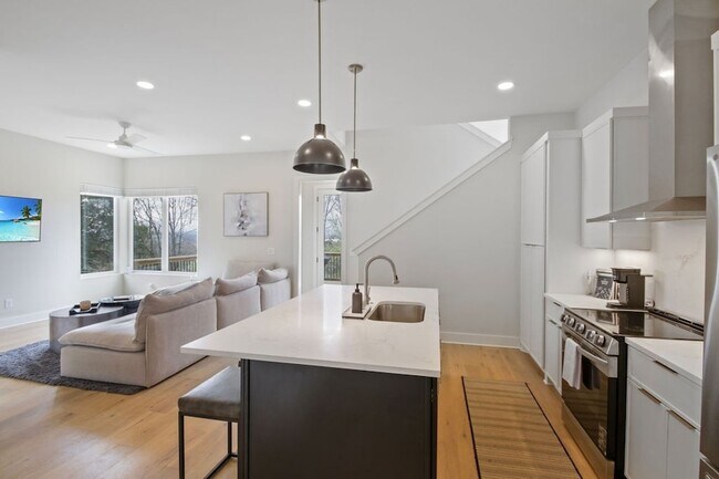 Building Photo - 2306 Ilolo St